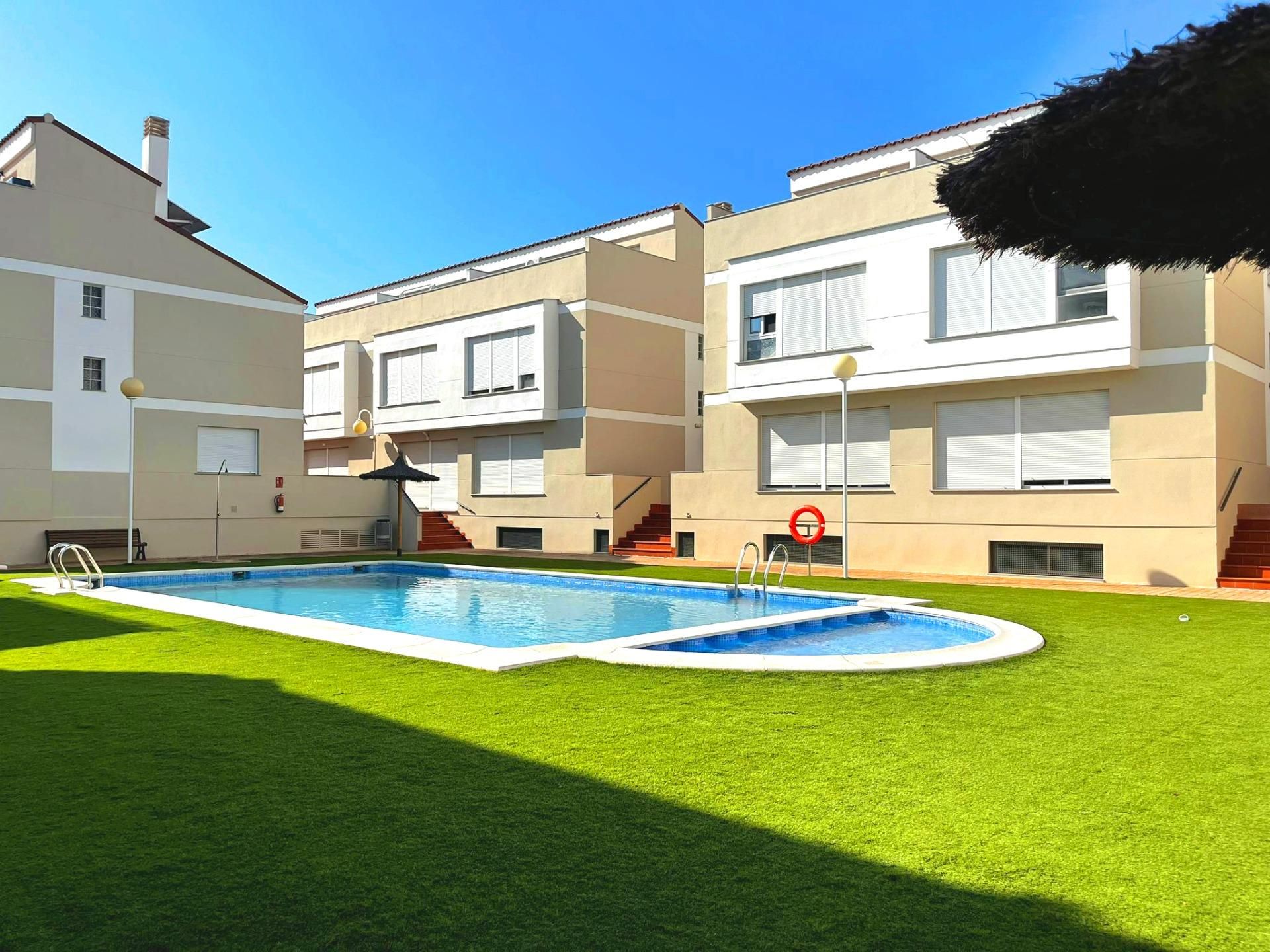 Piscina de Casa adosada en venda en Moncofa amb Aire condicionat, Calefacció i Jardí privat