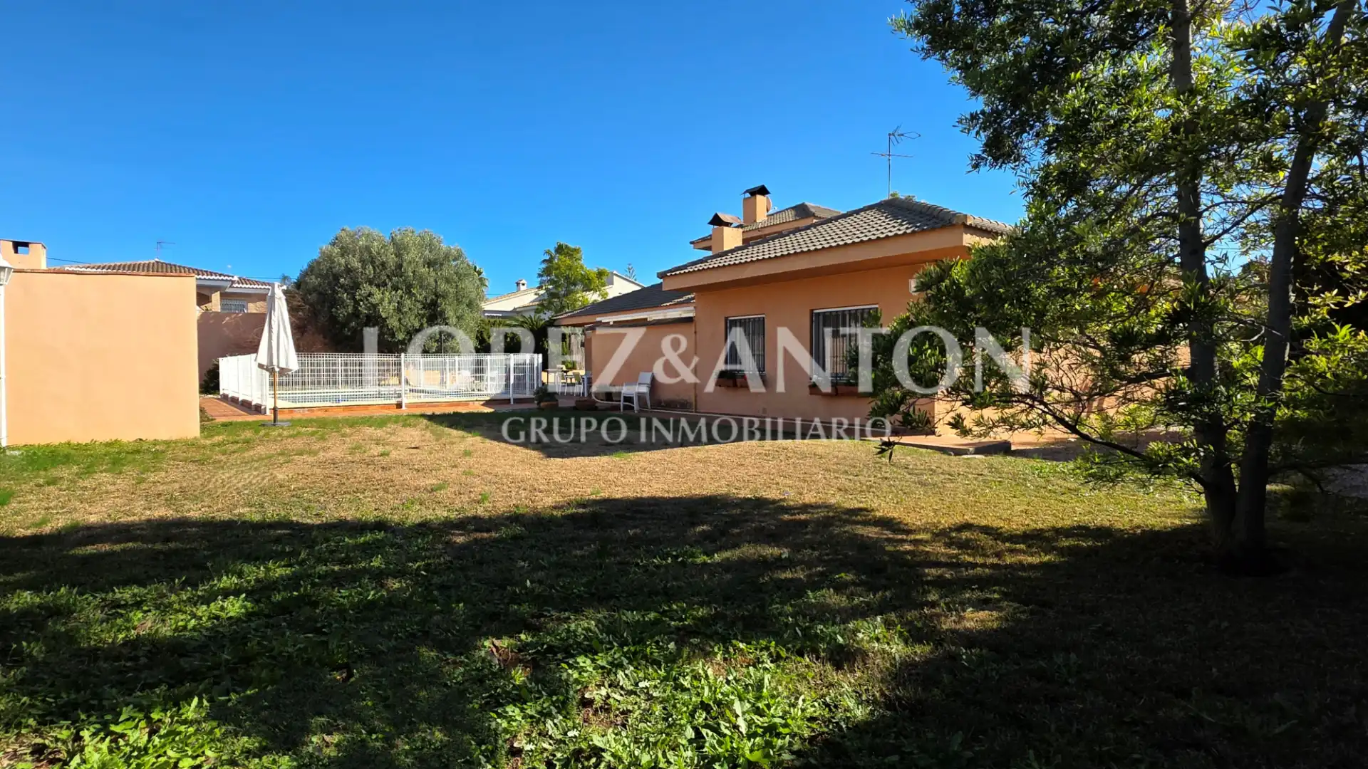 Jardí de Casa o xalet en venda en La Pobla de Vallbona amb Aire condicionat, Calefacció i Jardí privat