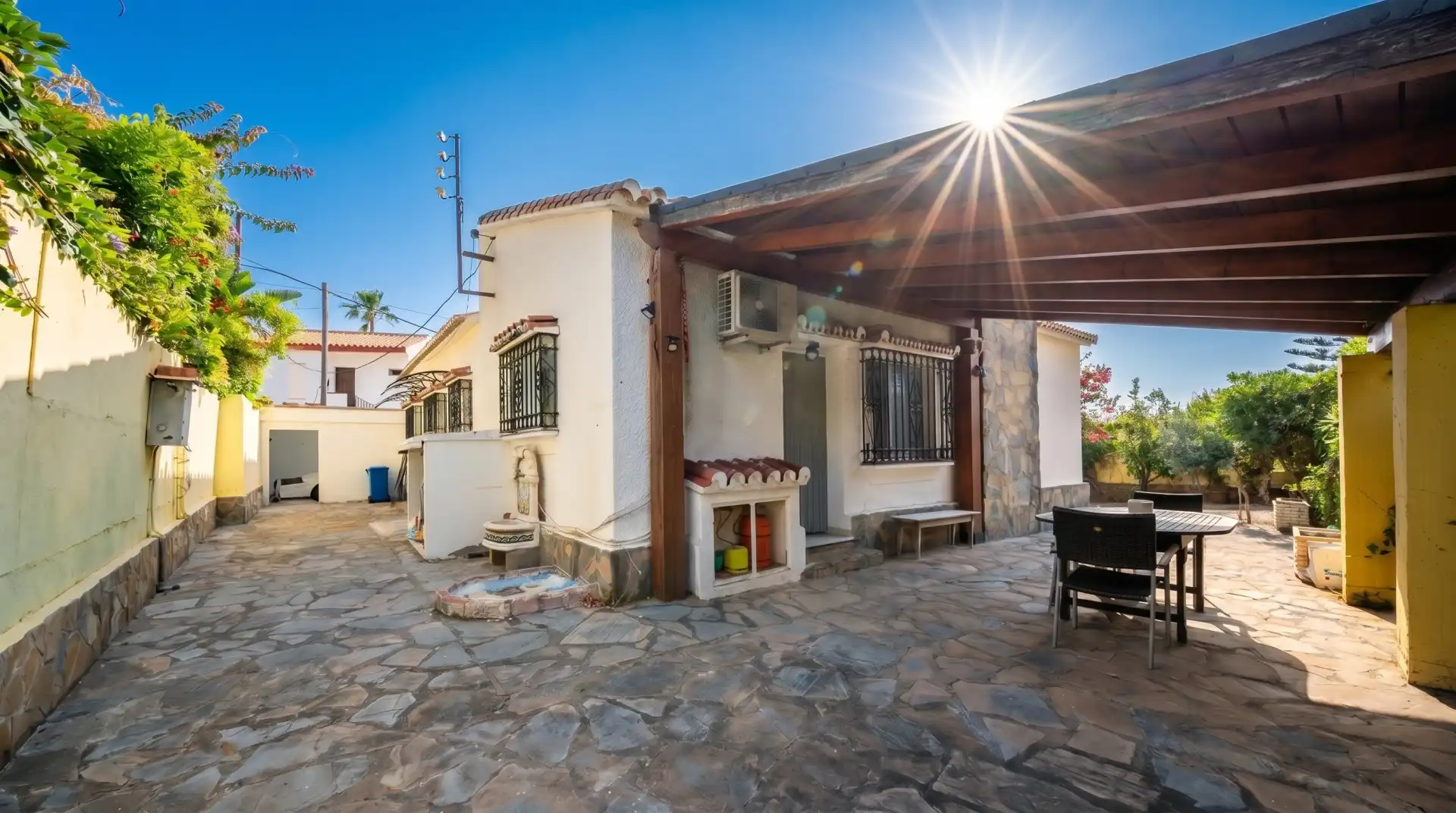 Vista exterior de Casa o xalet en venda en Manilva amb Aire condicionat i Terrassa