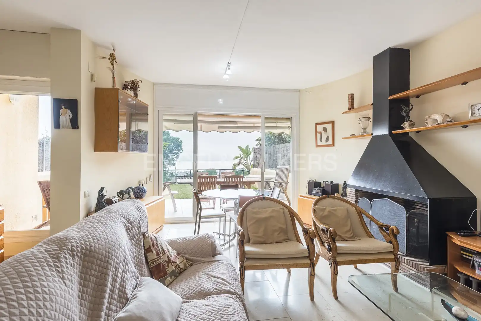 Sala d'estar de Casa adosada en venda en Sitges amb Aire condicionat, Calefacció i Jardí privat