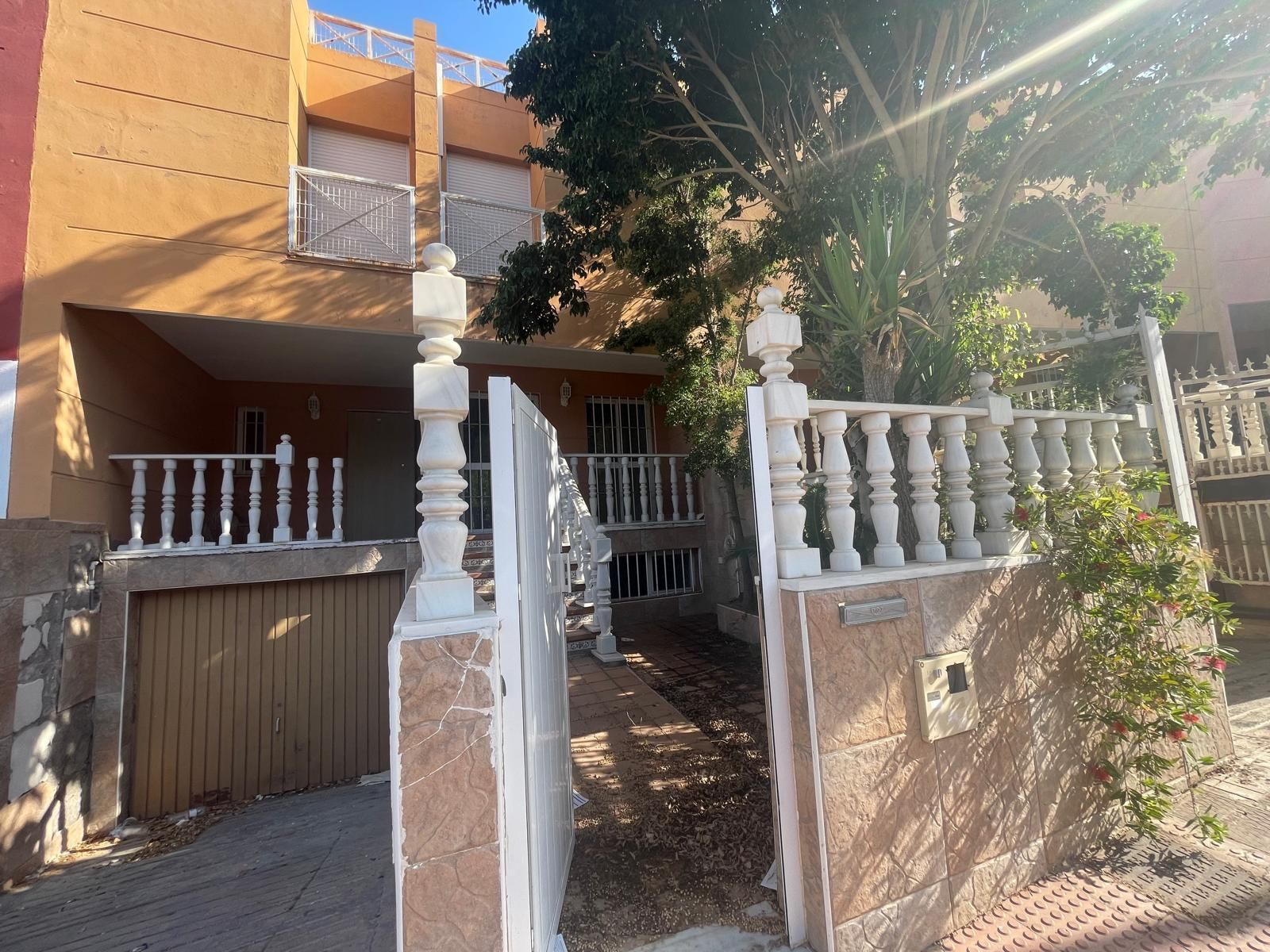 Exterior view of Duplex for sale in  Almería Capital  with Storage room