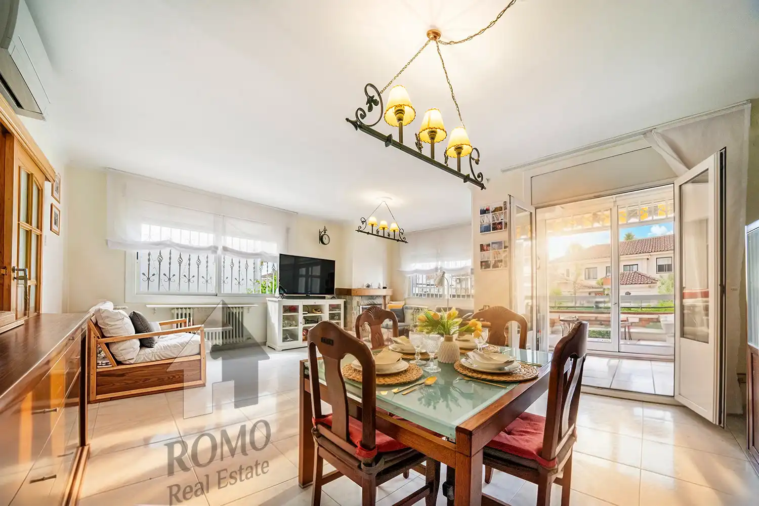 Comedor de Casa adosada en venta en Santa Perpètua de Mogoda con Aire acondicionado, Calefacción y Jardín privado