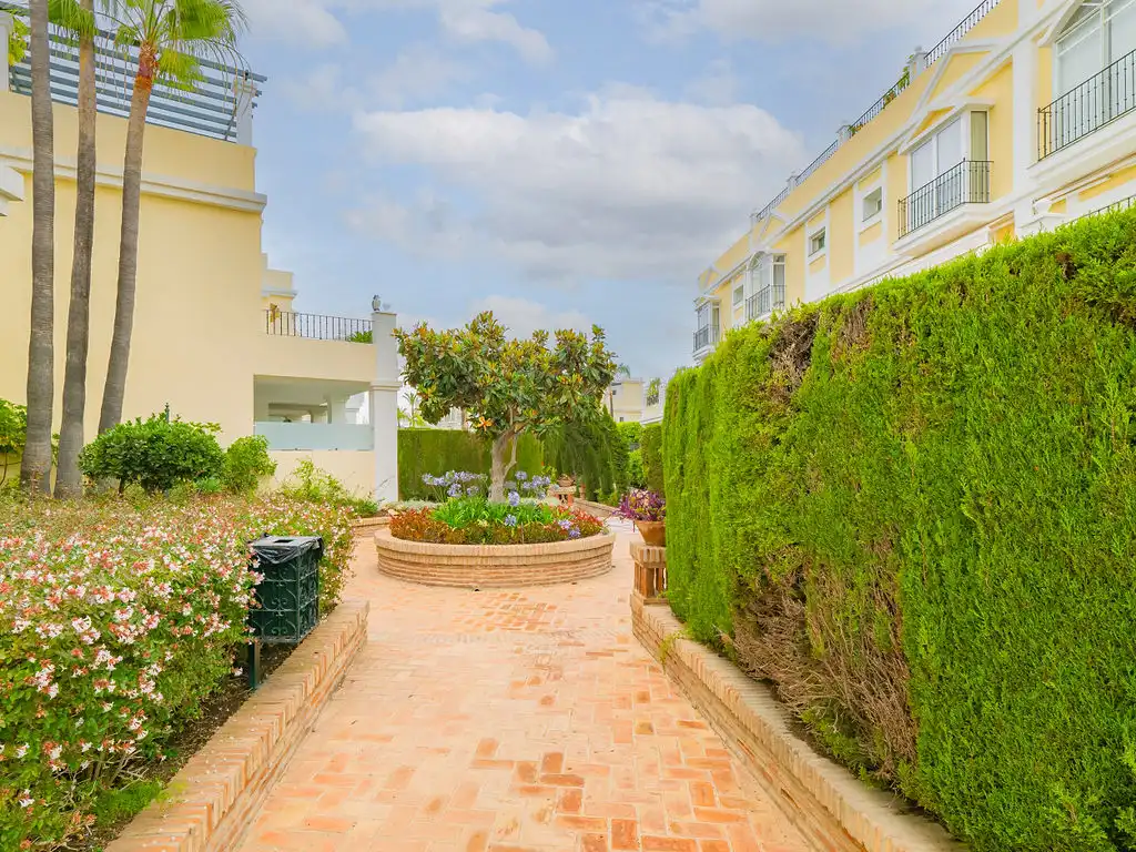 Vista exterior de Dúplex en venta en Marbella con Piscina