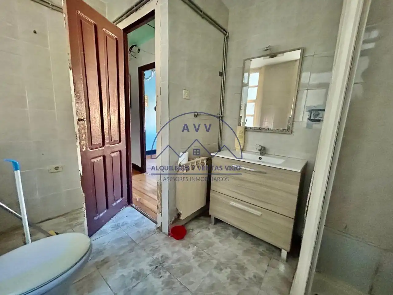 Baño de Piso en venta en Vigo  con Calefacción y Balcón