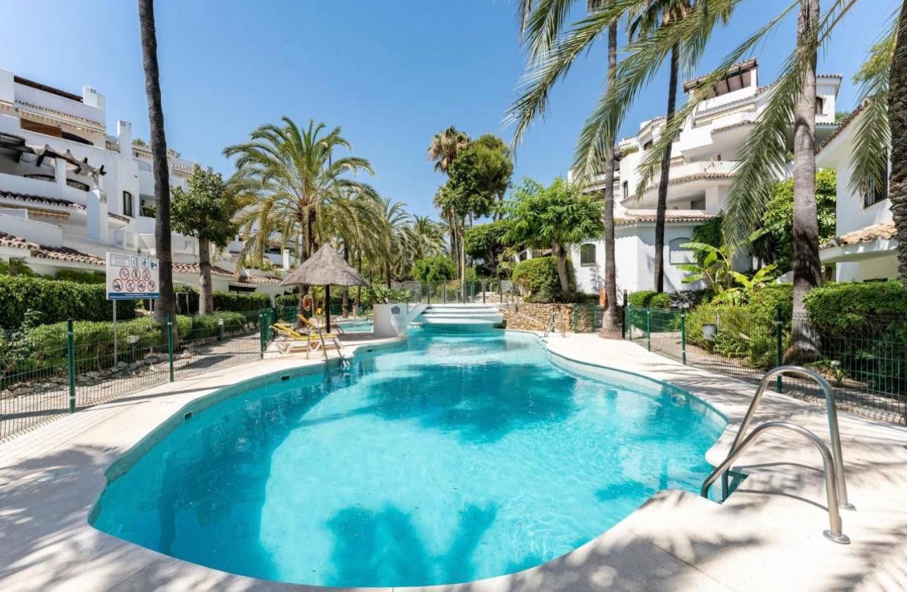Exterior view of Apartment for sale in Marbella  with Air Conditioner, Swimming Pool and Furnished