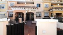 Vista exterior de Casa adosada en venda en Torrevieja amb Aire condicionat, Terrassa i Piscina