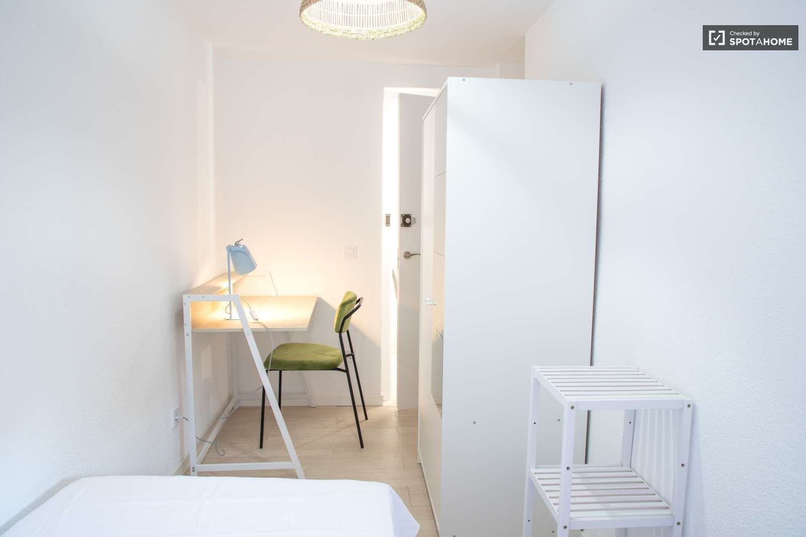 Bedroom of Flat to share in  Madrid Capital  with Air Conditioner and Terrace