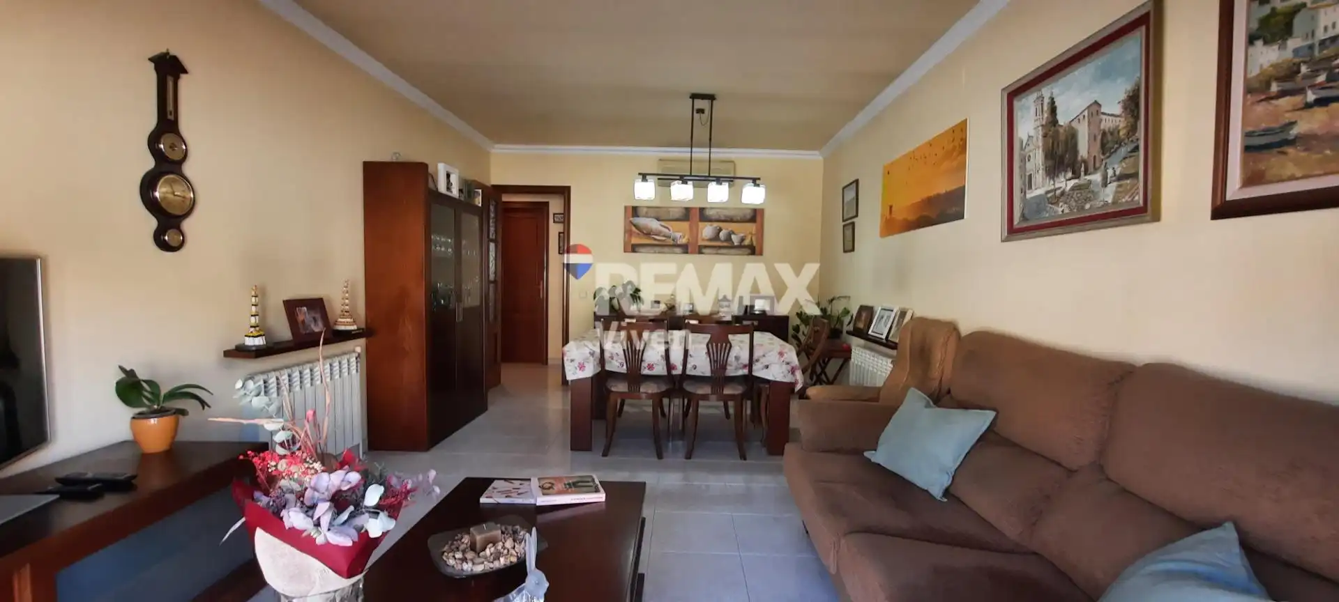 Sala d'estar de Casa adosada en venda en Vilanova i la Geltrú amb Aire condicionat, Jardí privat i Terrassa
