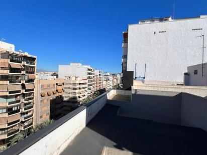 Vista exterior de Àtic en venda en Alicante / Alacant amb Aire condicionat, Terrassa i Balcó