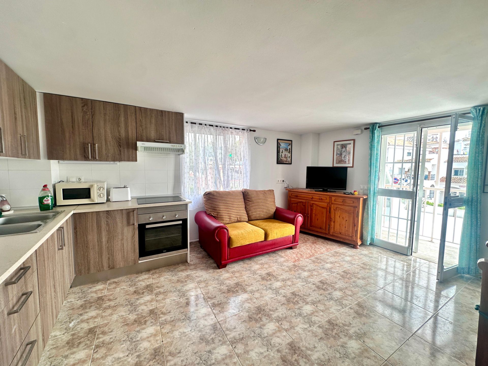 Sala d'estar de Pis de lloguer en Benalmádena amb Aire condicionat, Terrassa i Moblat