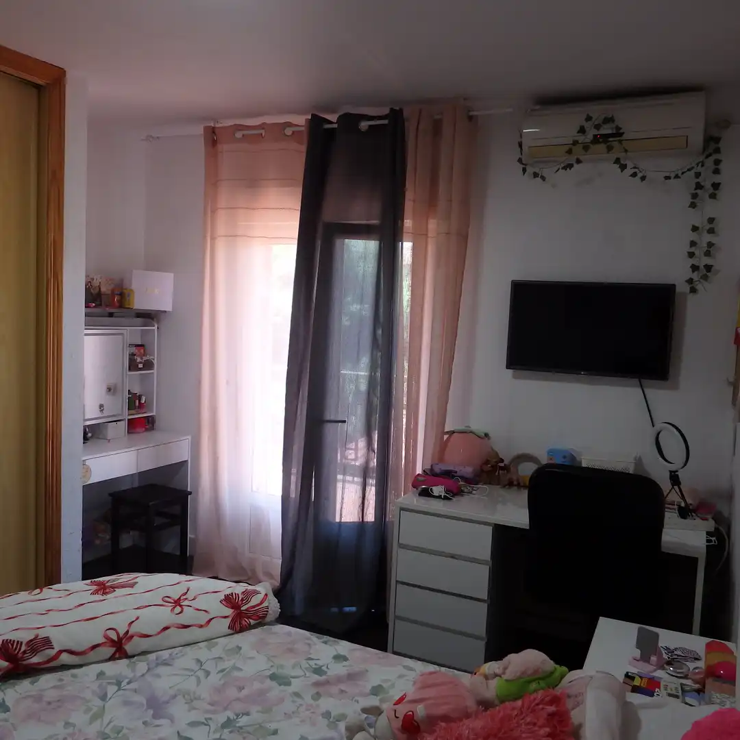 Dormitori de Casa o xalet en venda en Cedillo del Condado amb Aire condicionat, Calefacció i Jardí privat
