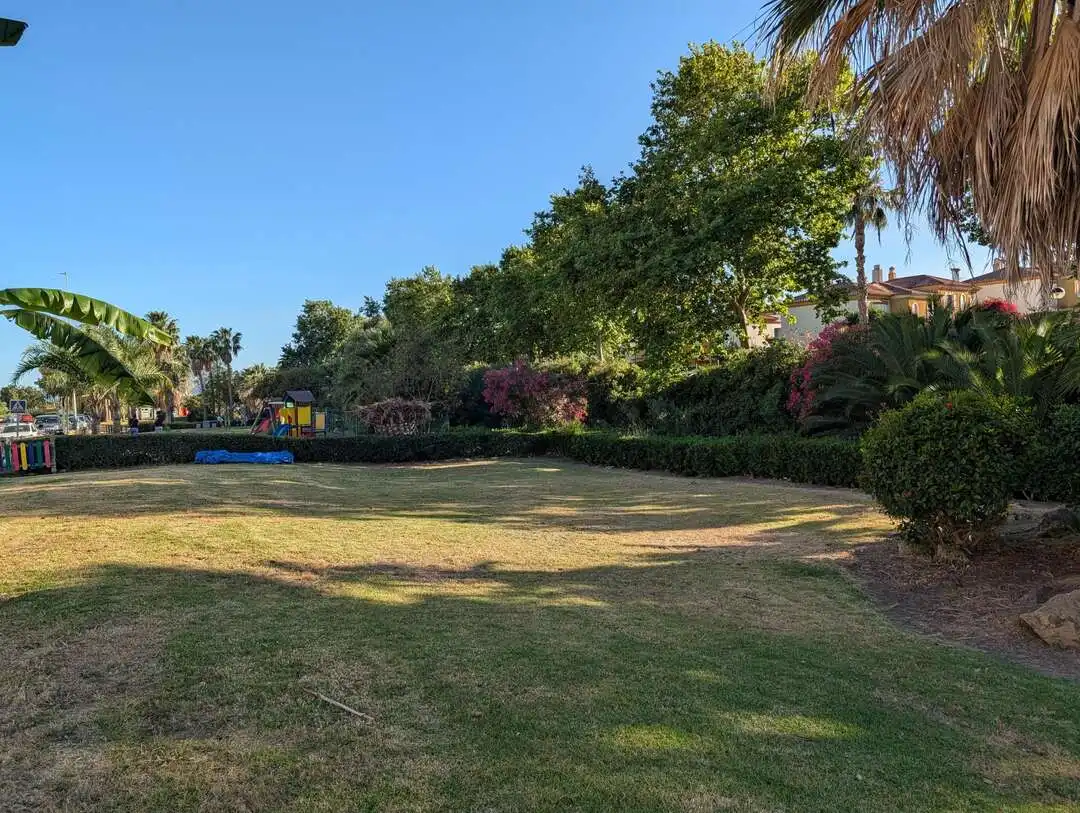 Casa adosada de alquiler en La Línea de la Concepción con Aire acondicionado, Calefacción y Jardín privado