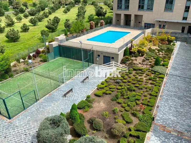 Swimming pool of Office for sale in Madrid  with Air Conditioner