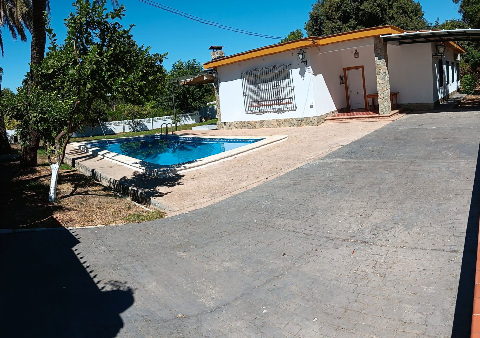 Piscina de Casa o xalet de lloguer en Sanlúcar la Mayor amb Aire condicionat, Jardí privat i Traster