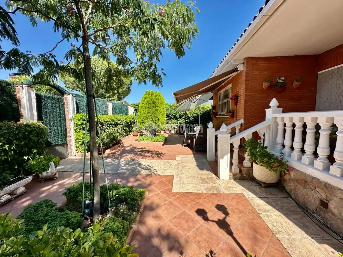 Vista exterior de Casa o xalet en venda en Pioz amb Aire condicionat, Calefacció i Moblat