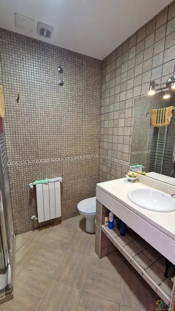 Badezimmer von Einfamilien-Reihenhaus zum Verkauf in Diezma mit Klimaanlage, Heizung und Privatgarten