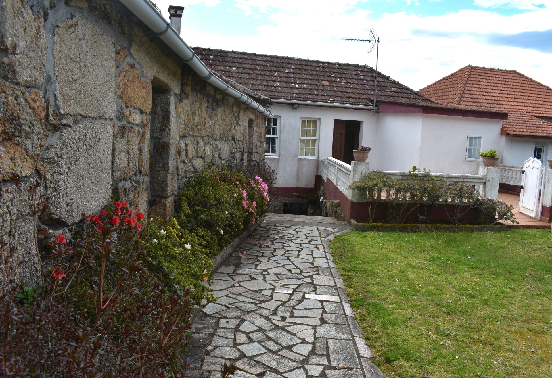 Vista exterior de Casa o xalet en venda en Crecente amb Jardí privat, Terrassa i Traster