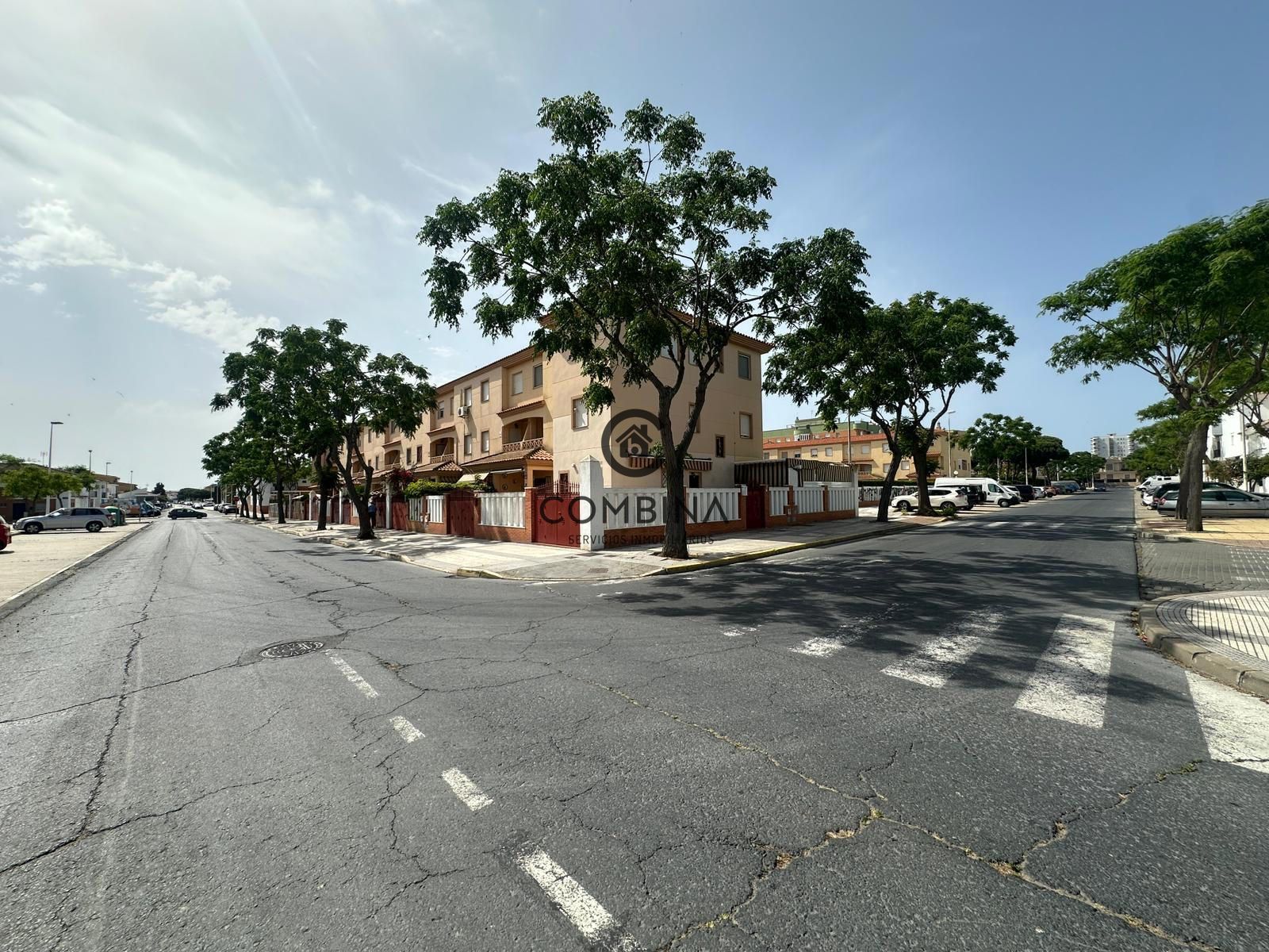 Vista exterior de Casa adosada en venta en Punta Umbría con Aire acondicionado, Terraza y Piscina