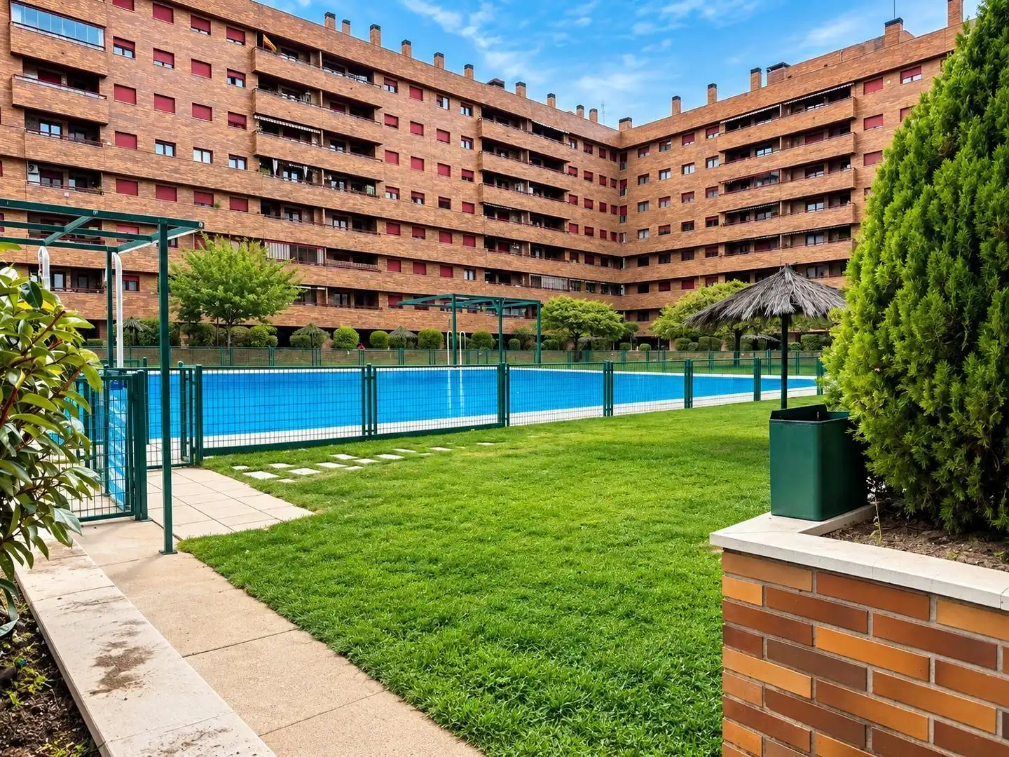 Piscina de Pis en venda en El Quiñón  