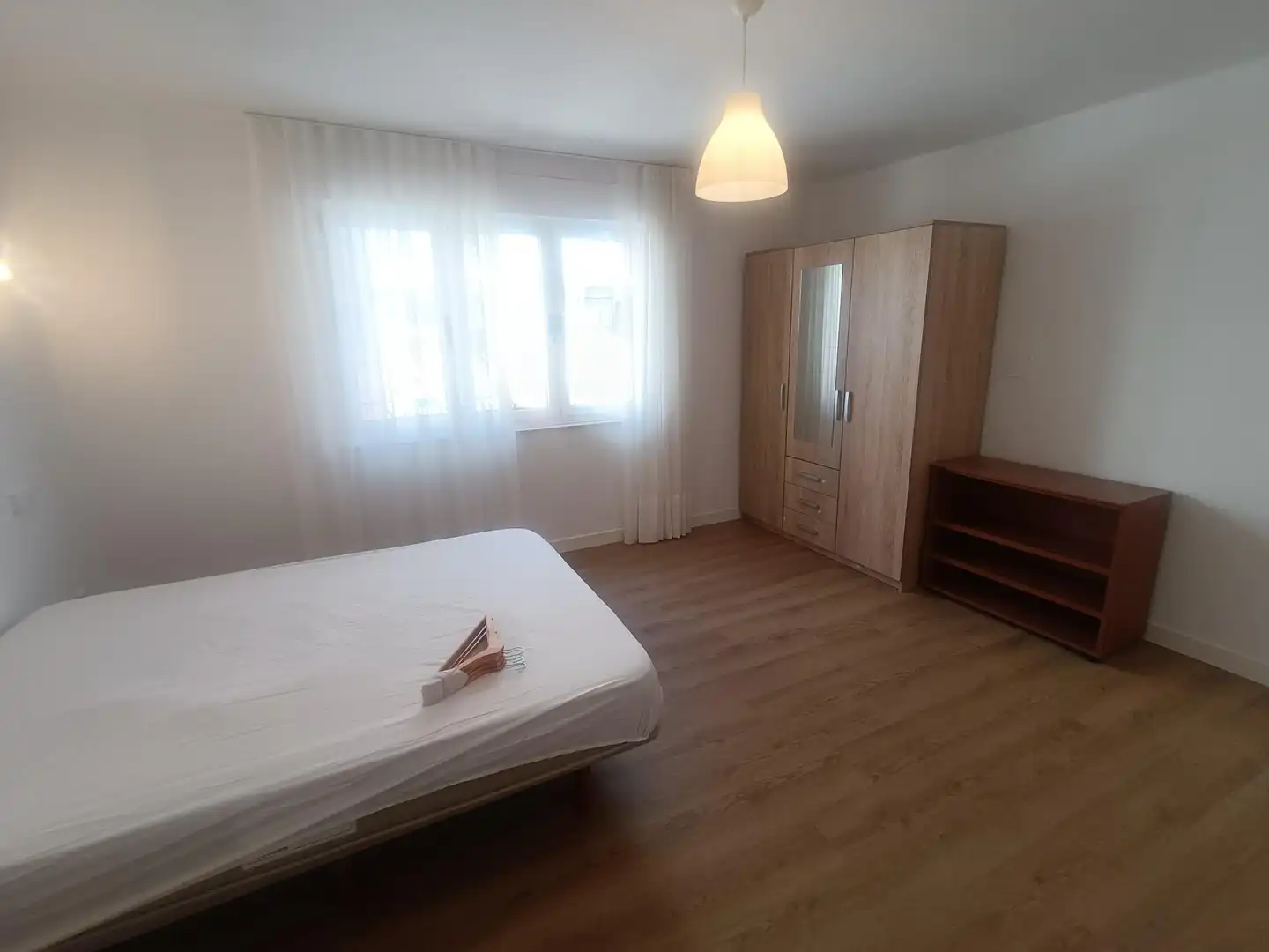 Schlafzimmer von Wohnung zur Miete in Santander mit Abstellraum, Möbliert und Balkon