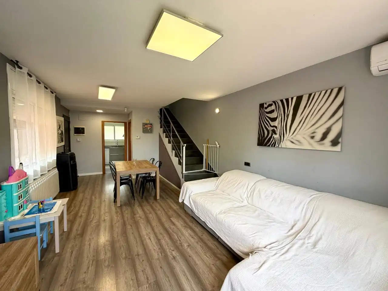 Sala de estar de Casa adosada en venta en Montcada i Reixac con Aire acondicionado, Calefacción y Jardín privado