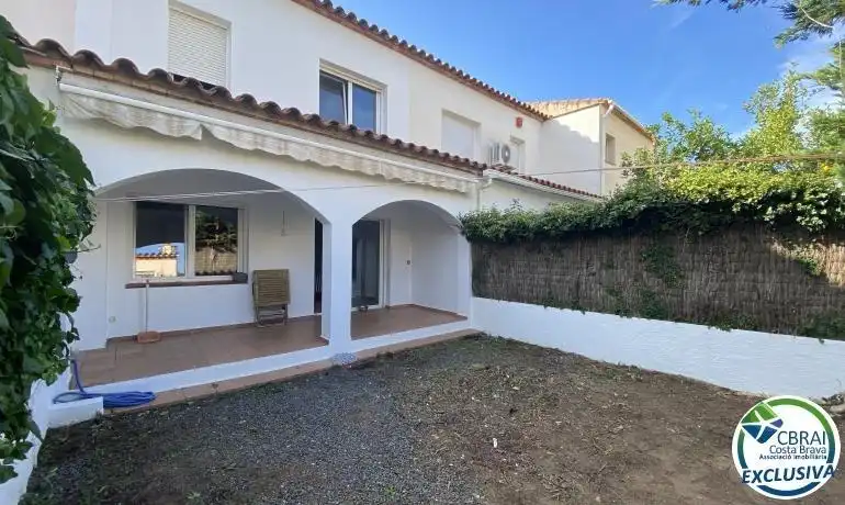 Vista exterior de Casa o xalet en venda en Roses amb Calefacció, Jardí privat i Terrassa