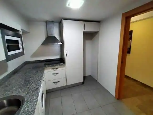 Cuina de Apartament de lloguer en Granada amb Moblat, Rentadora i Microones