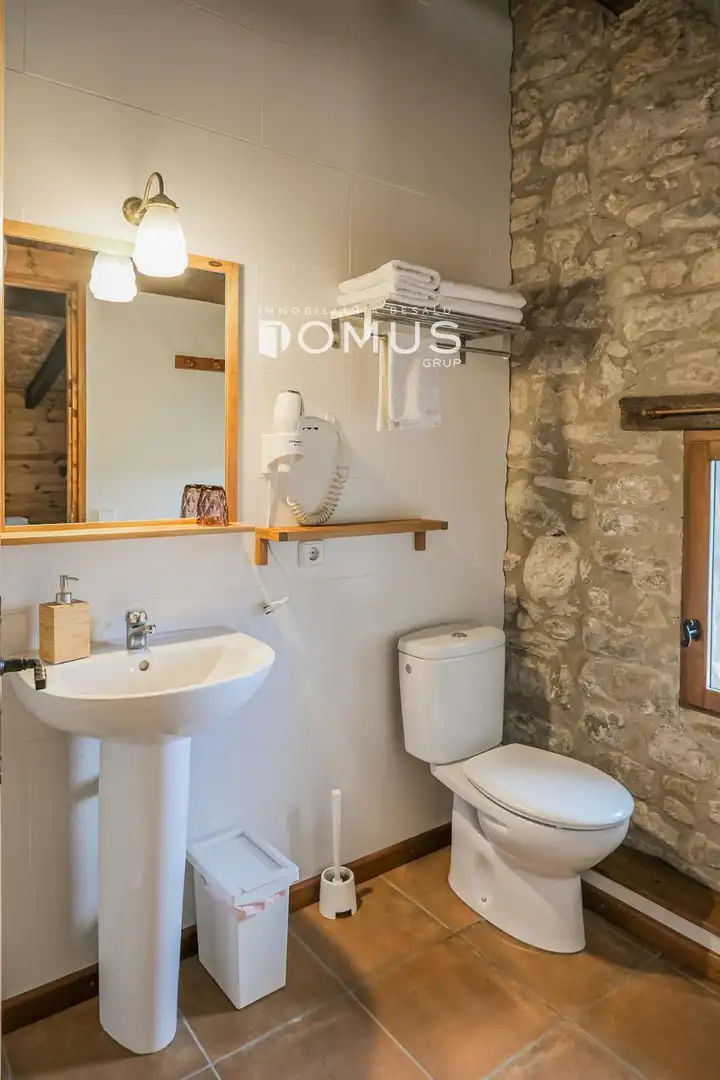 Baño de Finca rústica en venta en Santa Pau con Calefacción, Parquet y Piscina