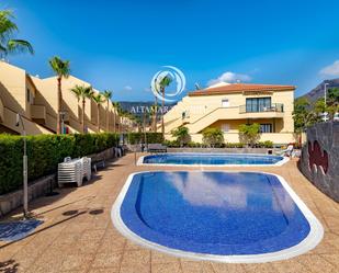 Vista exterior de Apartament de lloguer en Adeje amb Aire condicionat, Terrassa i Piscina