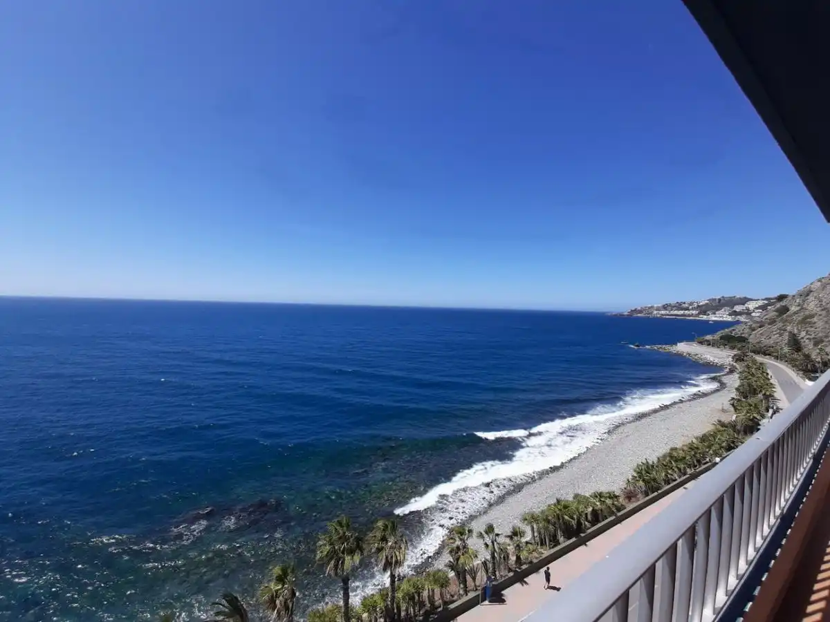 Vista exterior de Piso de alquiler en Almuñécar con Aire acondicionado, Terraza y Piscina