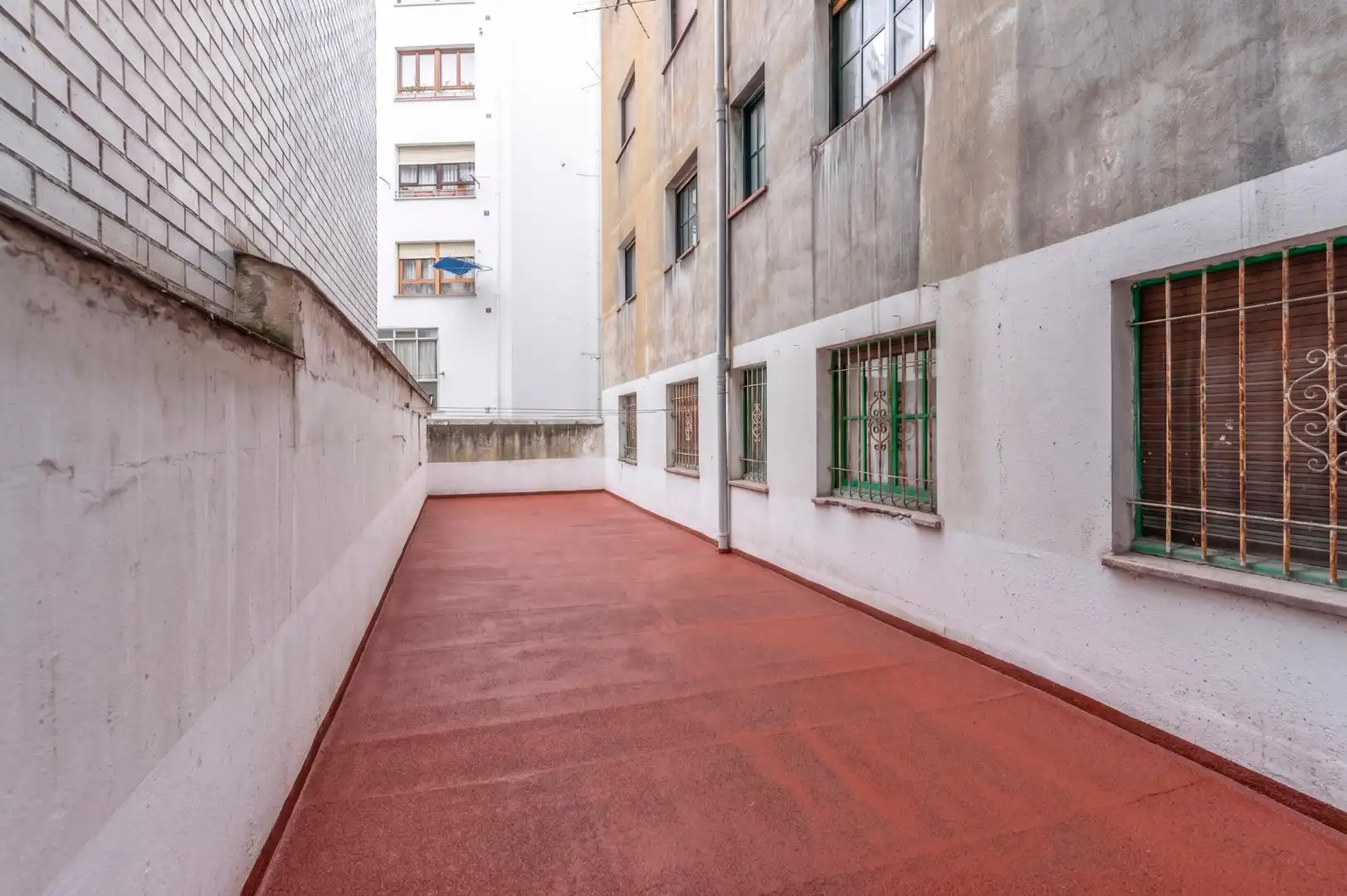 Vista exterior de Pis en venda en Oviedo  amb Terrassa i Balcó