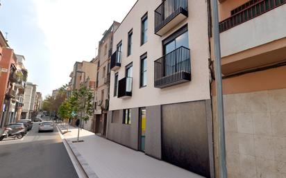 Vista exterior de Pis en venda en Santa Coloma de Gramenet amb Terrassa i Balcó