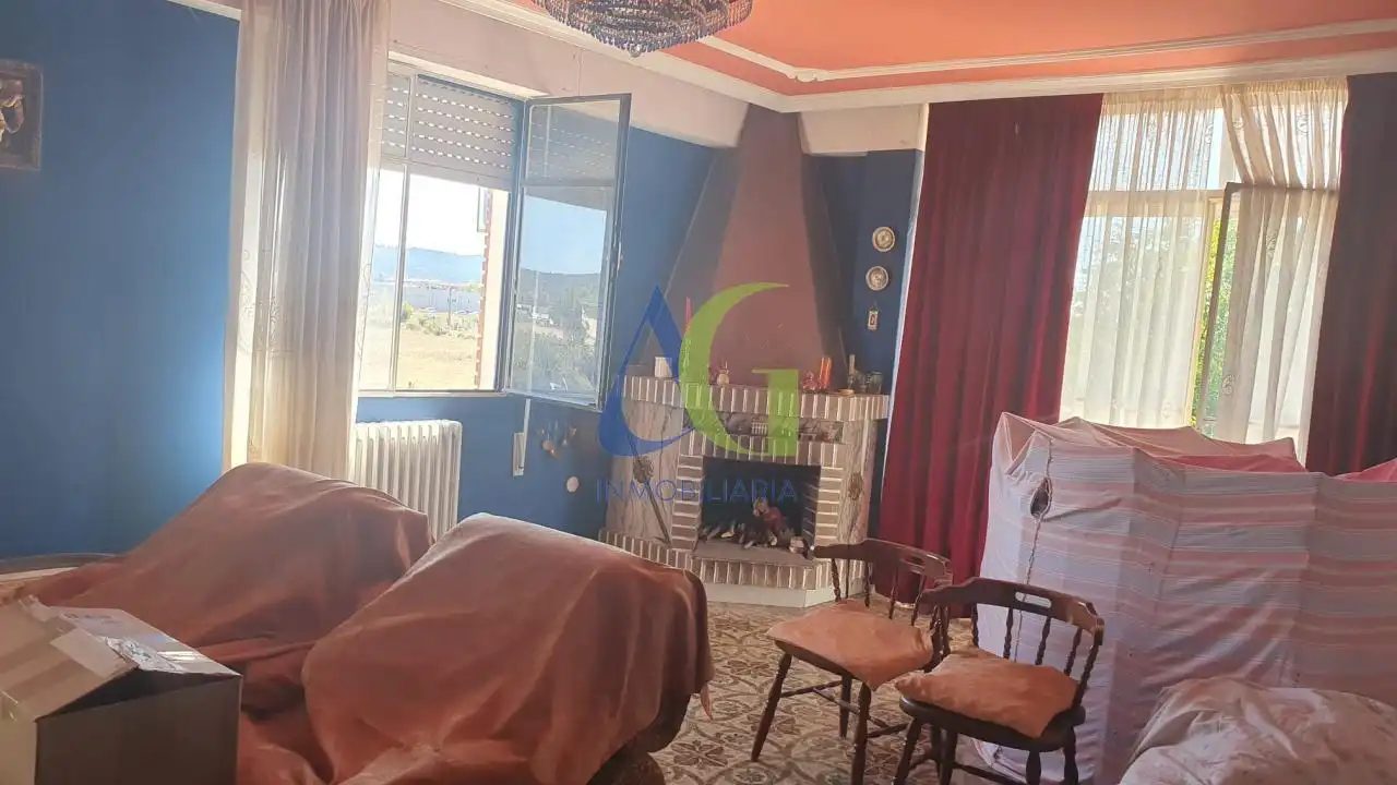 Sala d'estar de Casa o xalet en venda en León Capital  amb Calefacció, Jardí privat i Terrassa