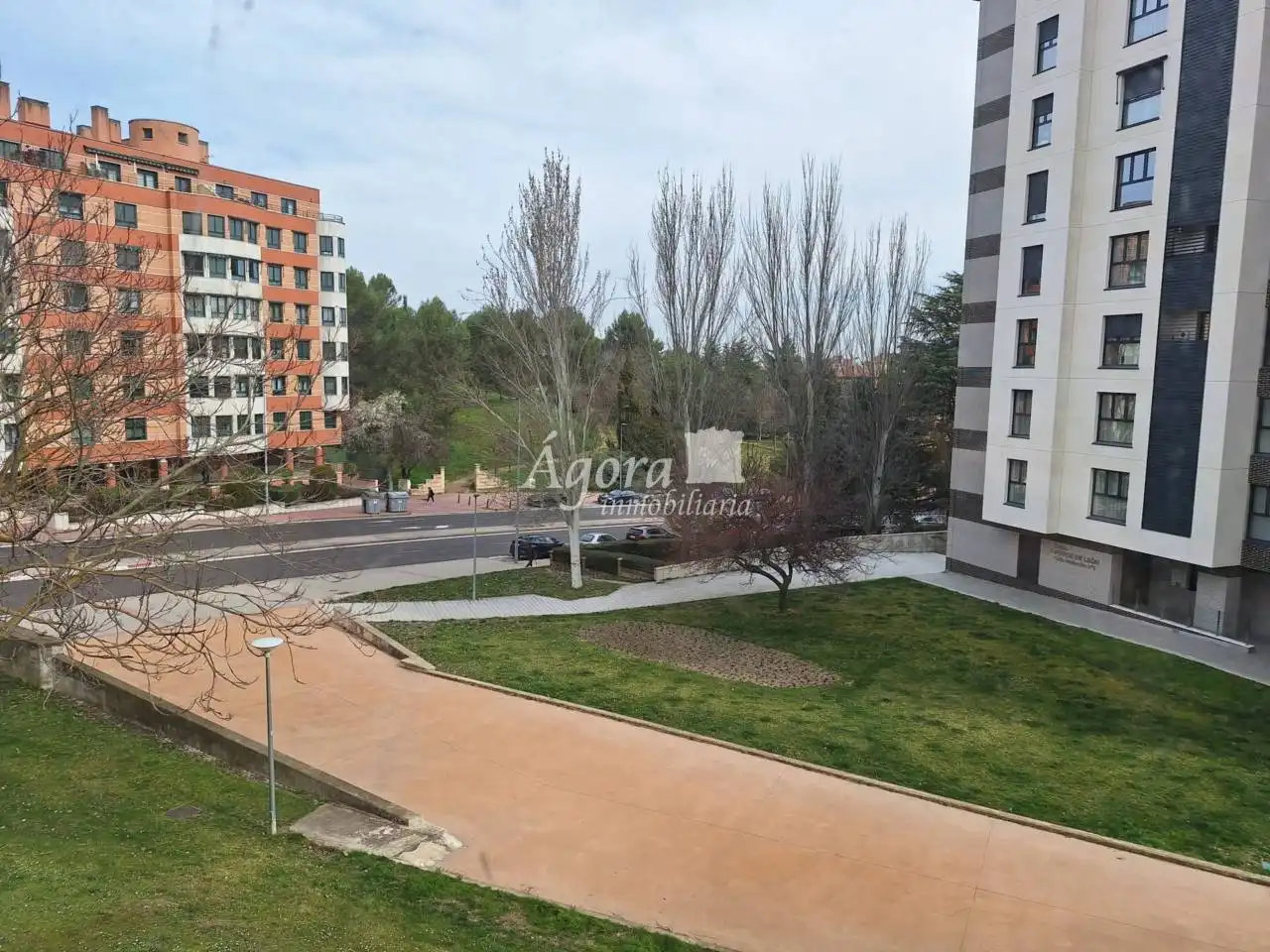 Vista exterior de Dúplex en venta en Valladolid con Calefacción, Parquet y Terraza