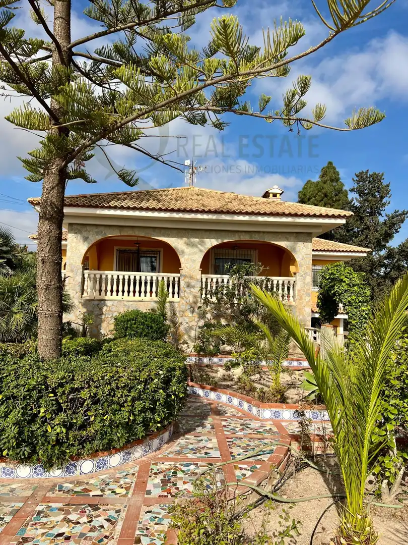 Vista exterior de Casa o xalet en venda en Alicante / Alacant amb Jardí privat, Terrassa i Traster