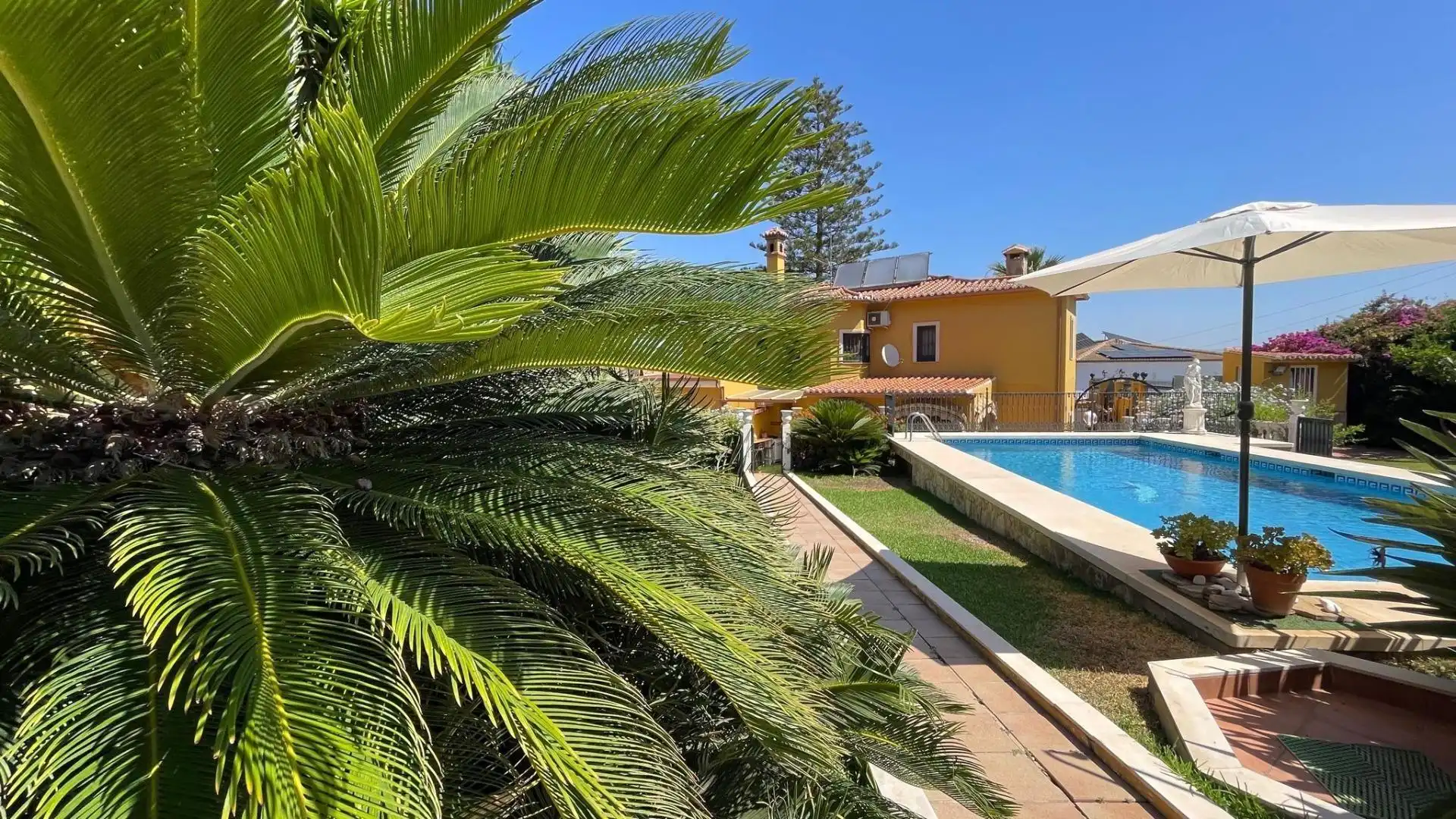 Piscina de Casa o xalet en venda en Alhaurín de la Torre amb Aire condicionat, Jardí privat i Terrassa