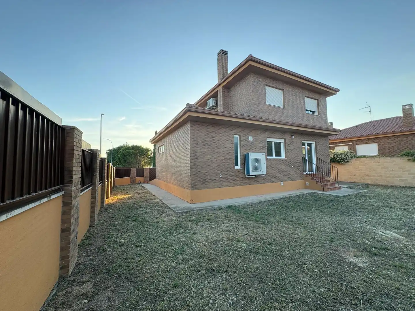 Vista exterior de Casa o xalet en venda en Torres de la Alameda amb Aire condicionat, Calefacció i Jardí privat