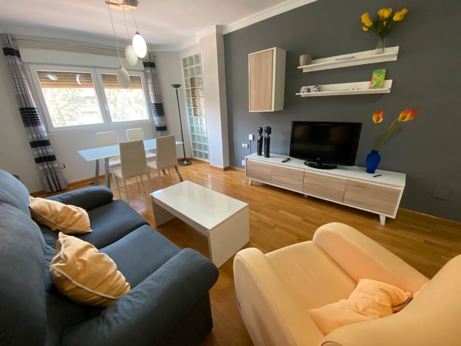 Living room of Flat to rent in  Albacete Capital  with Heating, Parquet flooring and Furnished