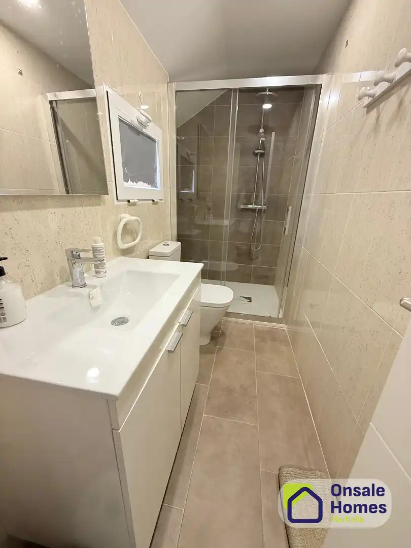 Baño de Casa adosada de alquiler con opción a compra en Marbella con Terraza, Amueblado y Piscina comunitaria