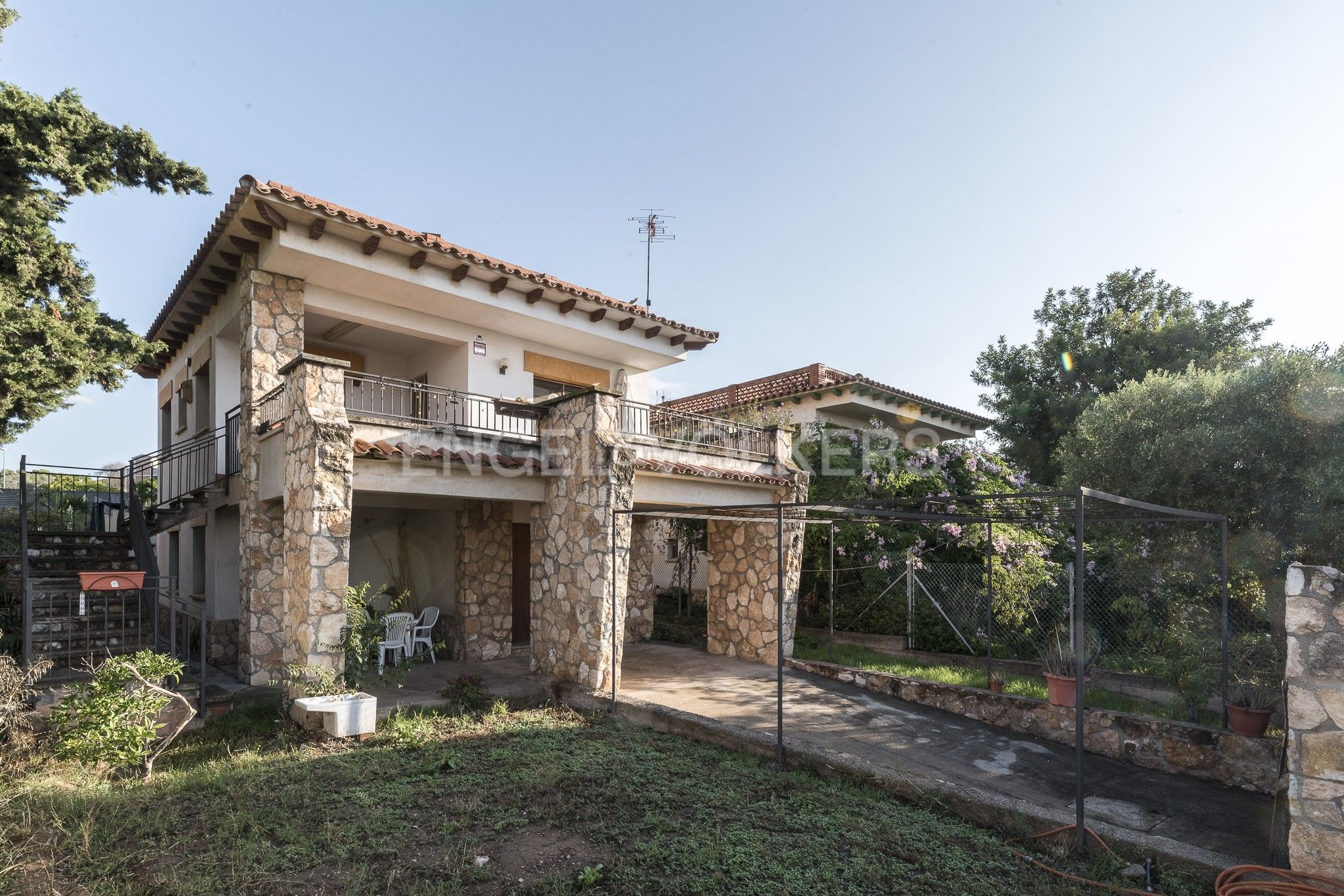 Vista exterior de Casa o xalet en venda en Vilanova i la Geltrú amb Calefacció, Jardí privat i Terrassa