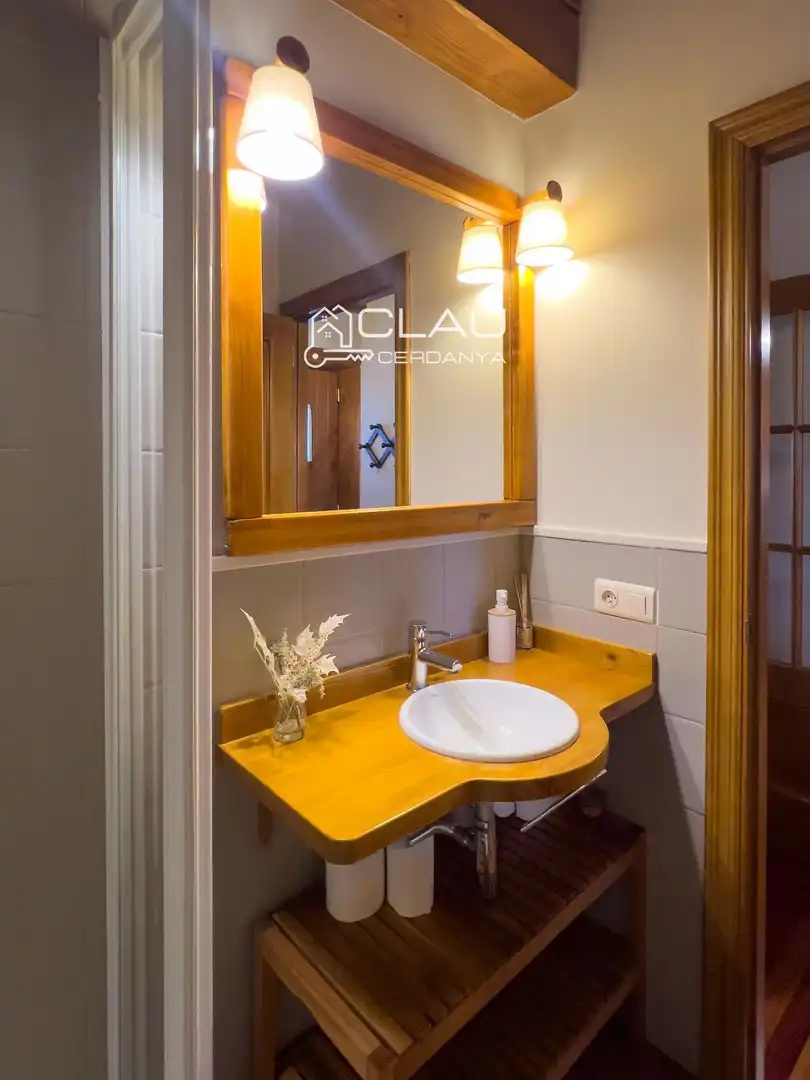 Badezimmer von Einfamilien-Reihenhaus zur Miete in Palau - de - Cerdagne mit Heizung, Privatgarten und Parkett