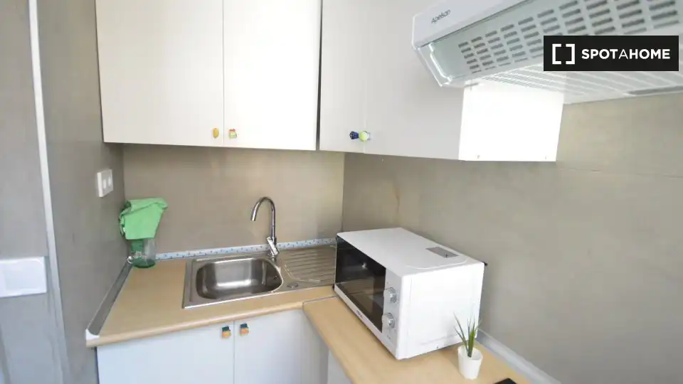 Cuina de Pis de lloguer en Valencia amb Aire condicionat, Calefacció i Moblat