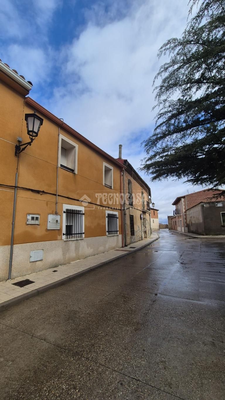 Vista exterior de Casa adosada en venda en Venta de Baños amb Calefacció, Jardí privat i Moblat