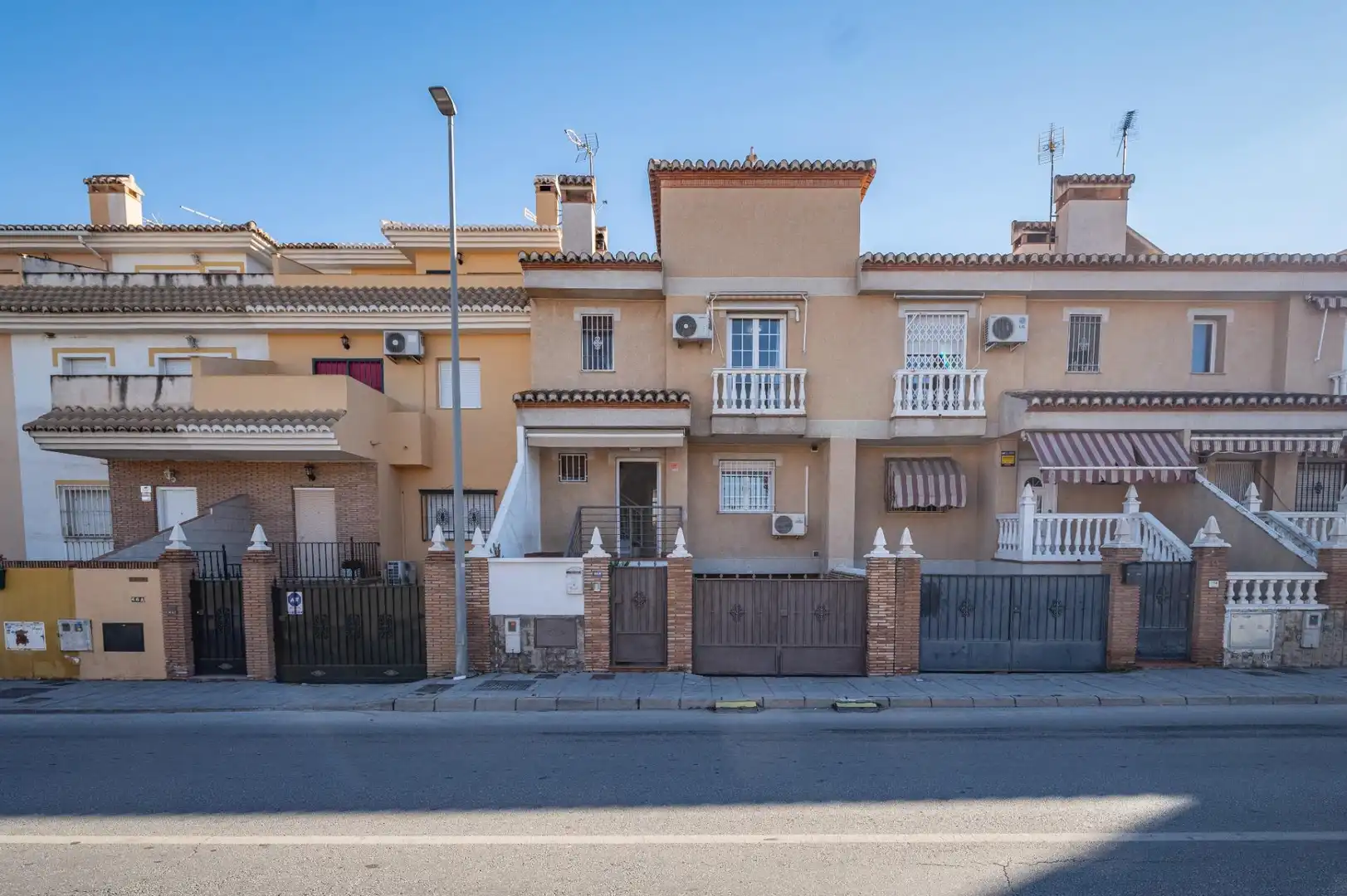 Vista exterior de Casa adosada en venda en Ogíjares amb Aire condicionat, Calefacció i Piscina