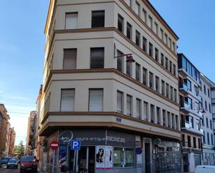 Vista exterior de Edifici en venda en León Capital 