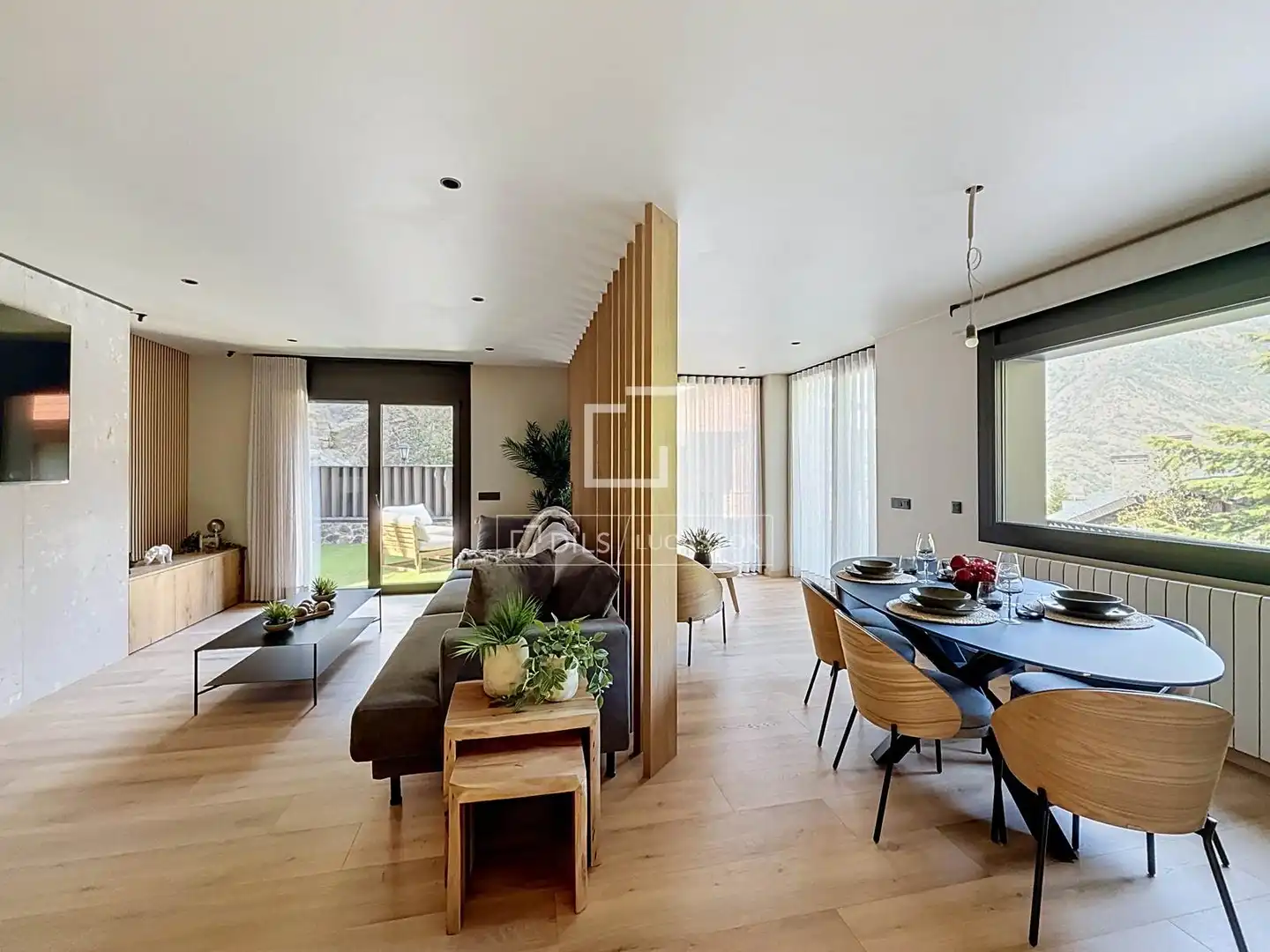 Sala d'estar de Casa o xalet en venda en Madrid amb Calefacció, Jardí privat i Parquet