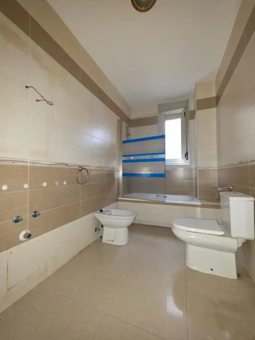 Bany de Pis en venda en Parla amb Terrassa, Traster i Piscina comunitària