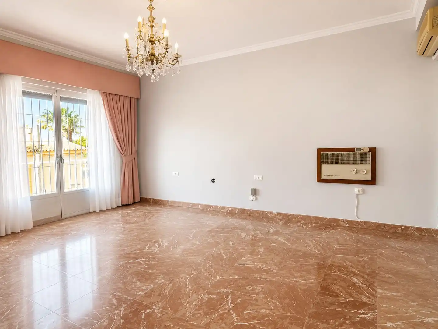 Sala d'estar de Casa o xalet en venda en Málaga amb Terrassa, Traster i Piscina