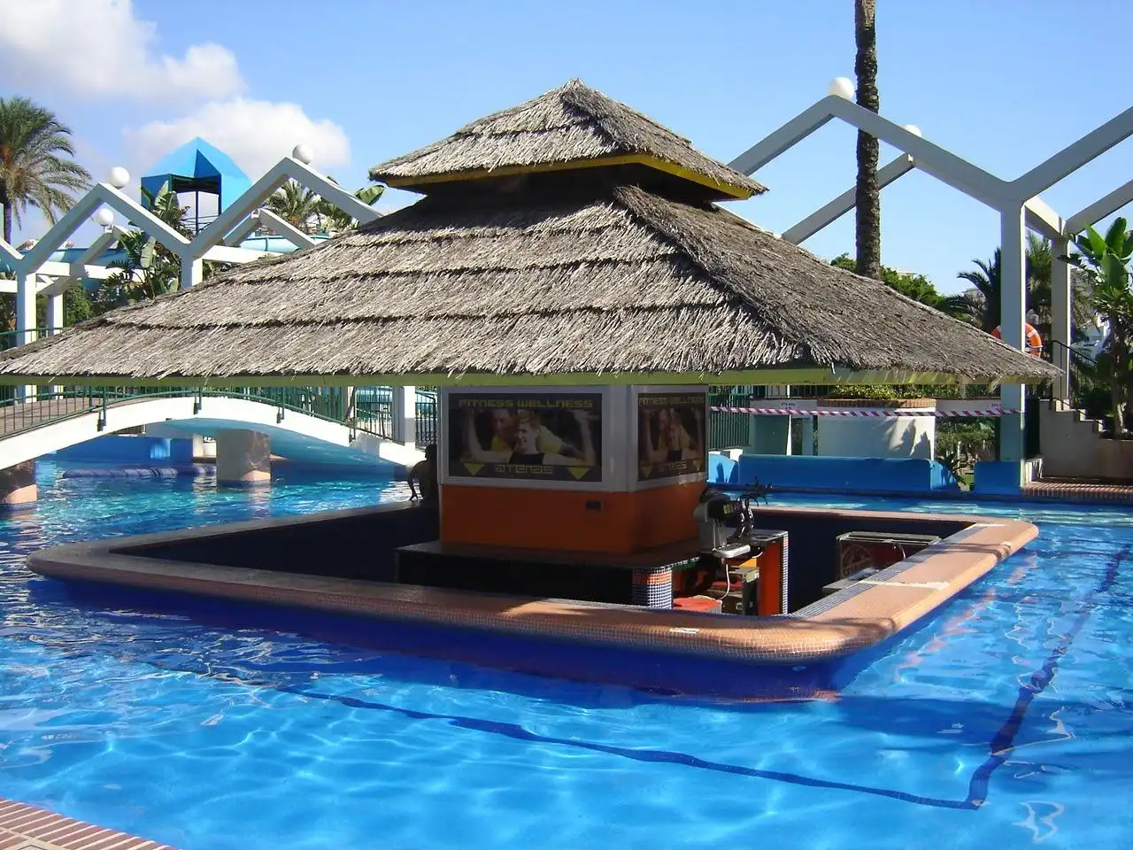 Piscina de Apartament en venda en Benalmádena amb Aire condicionat, Jardí privat i Terrassa