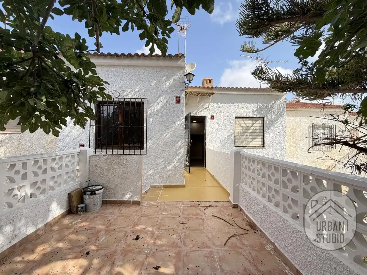 Vista exterior de Casa o xalet en venda en Torrevieja amb Jardí privat, Parquet i Terrassa